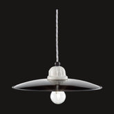 Vidéki stílusú, fekete színű mázas fémből és fehér színű mázas kerámiából készült, textilburkolatú vezetékkel kialakított, kézműves függeszték lámpa.